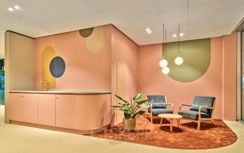 Stijlvolle en uitnodigende loungehoek bij Van Deventerlaan 30-40 in Utrecht Papendorp, perfect om als kantoorruimte te huren. De ruimte heeft moderne meubels en een unieke wanddecoratie.