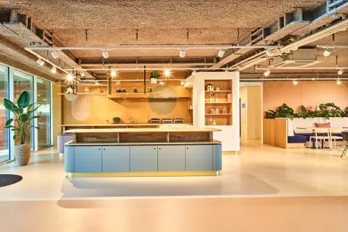 Moderne kantoorruimte te huur op Van Deventerlaan 30-40 in Utrecht Papendorp, met lichte inrichting en centrale pantry voor zakelijke gesprekken en samenwerken.