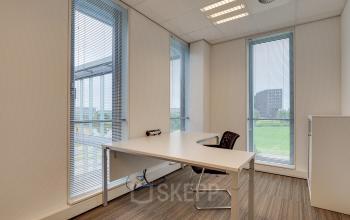 Moderne kantoorruimte met veel daglicht aan de Orteliuslaan 850 in Utrecht Papendorp, voorzien van een bureau en ergonomische stoel.