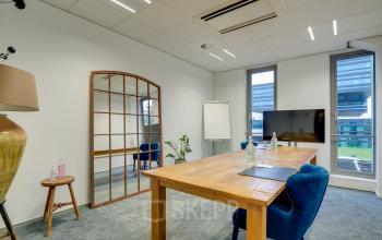Modern ingerichte kantoorruimte met houten tafel en comfortabele stoelen op de Orteliuslaan 850, Utrecht Papendorp, ideaal voor professionals die een kantoor willen huren.