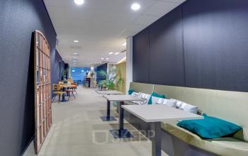 Moderne kantoorruimte in kantorencomplex aan Orteliuslaan 850, Utrecht Papendorp, met comfortabele zitgedeeltes en sfeervolle verlichting.