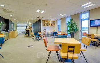 Modern ingerichte kantoorruimte in kantoorpand op Orteliuslaan 850, Utrecht Papendorp, met comfortabele werkplekken en vergadertafels.