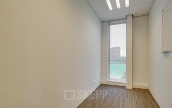 Moderne kantoorruimte te huur op Orteliuslaan 850 in Utrecht Papendorp met veel daglicht en strakke afwerking.
