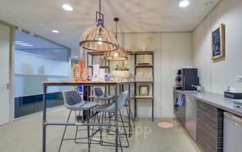 Moderne pantry in Utrecht Papendorp kantoorpand aan Orteliuslaan 850, voorzien van barkrukken en stijlvolle verlichting.