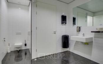 Moderne sanitaire voorziening binnen een kantoorpand op Orteliuslaan 850, Utrecht Papendorp met toilet, wastafel en accessoires.