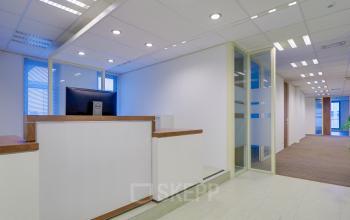 Professioneel ingerichte ontvangstbalie in kantoorpand op Orteliuslaan 850, Utrecht Papendorp, ideaal voor kantoorruimte huren.