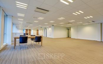 Moderne kantoorruimte met bureau's en comfortabele stoelen in kantoorpand aan Orteliuslaan 850, Utrecht Papendorp, perfect voor bedrijven die een professionele werkomgeving willen huren.