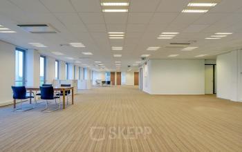 Kantoorruimte huren in modern kantoorpand op Orteliuslaan 850, Utrecht Papendorp. Ruim, open vloerplan met grote ramen en meubilair.