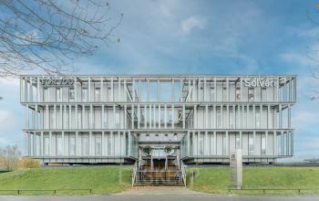 Modern kantoorgebouw aan Orteliuslaan 850 in Utrecht Papendorp met een strak exterieur en groene omgeving, ideaal voor kantoorruimte huren.