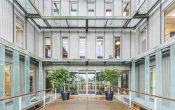 Moderne kantoorruimte huren aan de Orteliuslaan 850 in Utrecht Papendorp met een ruime entree en veel glas voor natuurlijk licht.