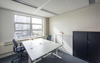 eigen afgesloten kantoorkamer huren kast meubilair raam uitzicht kantoorpand utrecht