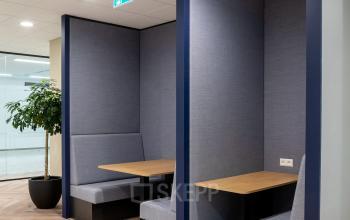 Moderne kantoorruimte huren op Euclideslaan 265, Utrecht Rijnsweerd, met stijlvolle hoekzitjes. Ideaal voor focuswerk of informeel overleg.