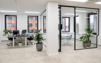Kantoorruimte huren op Euclideslaan 265 in Utrecht Rijnsweerd. Open en lichte werkplek met glazen vergaderruimte, moderne bureaus en groene planten. Ideaal voor een dynamisch werkklimaat.