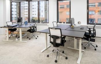 Moderne kantoorruimte met ruime bureaus, ergonomische stoelen en computers in het kantoorpand aan Euclideslaan 265, Utrecht Rijnsweerd. Geschikt voor teams die een stimulerende werkomgeving zoeken, ideaal voor kantoorruimte huren.