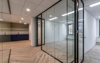 Moderne kantoorruimte huren aan de Euclideslaan 265 in Utrecht Rijnsweerd, met glazen wanden en een lichte houten vloer. Ideaal kantoorpand voor uiteenlopende werkopstellingen.