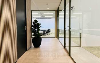 Moderne kantoorruimte met glazen wanden en strakke inrichting op Varrolaan 100-126 in Utrecht Rijnsweerd.