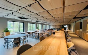 Moderne kantoorruimte te huur aan Varrolaan 100-126 in Utrecht Rijnsweerd, met ruime tafels, stoelen en veel natuurlijk licht.