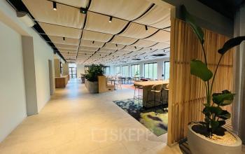 Moderne kantoorruimte huren in Utrecht Rijnsweerd, op Varrolaan 100-126, met stijlvolle inrichting en natuurlijke lichtinval. Ideaal voor werk en vergaderingen.