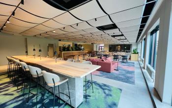 Moderne en ruime kantoorruimte aan de Varrolaan 100-126, Utrecht Rijnsweerd met verschillende zithoeken en grote ramen. Ideaal voor kantoorruimte huren of als gezellige werkplek.