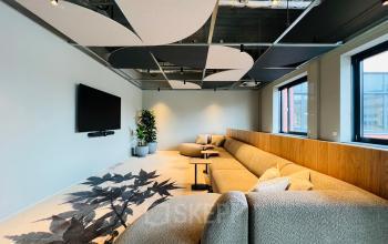 Kantoorruimte huren in Utrecht Rijnsweerd met moderne lounge. Voorzien van comfortabele banken, planten, en grote ramen voor natuurlijk licht. Ideaal voor ontspannen zakelijke bijeenkomsten in een kantoorpand.