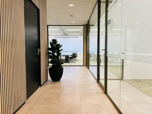 Moderne kantoorruimte met glazen wanden en strakke inrichting op Varrolaan 100-126 in Utrecht Rijnsweerd.