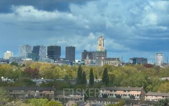 Uitzicht op de skyline van Utrecht met de Domtoren gezien vanaf Daltonlaan 200 in Rijnsweerd.