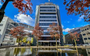 Modern kantoorpand gelegen aan de Daltonlaan 200 in Utrecht Rijnsweerd, omgeven door bomen en een waterpartij. Ideale locatie voor kantoorruimte huren met goede bereikbaarheid.