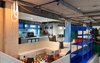 Interieur van een modern kantoorpand op Daltonlaan 200 in Utrecht Rijnsweerd, met een kleurrijke inrichting en speelse elementen. Ideaal voor kantoorruimte huren.