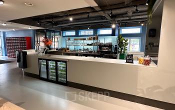 Moderne lounge met een stijlvolle bar in een kantoorpand aan Daltonlaan 200, Utrecht Rijnsweerd, geschikt voor kantoorruimte huren.
