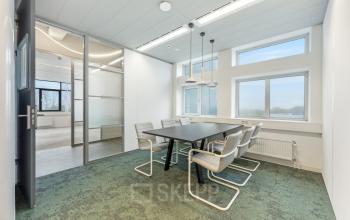 Kantoorruimte huren aan Daltonlaan 200 in Utrecht Rijnsweerd met een vergadertafel en stoelen in een lichte, moderne inrichting.