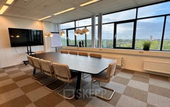 Vergaderzaal op Daltonlaan 200 in Utrecht Rijnsweerd met grote tafel en stoelen, geschikt voor kantoorruimte huren.