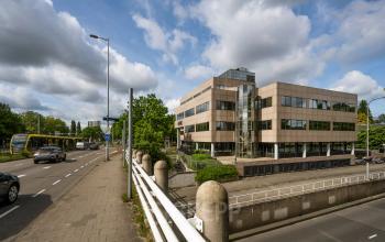Modern kantoorpand aan Weg der Verenigde Naties 1 in Utrecht, met een gevarieerde huur aan kantoorruimte beschikbaar.