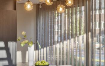 Stijlvolle kantooruimte met moderne verlichting en marmeren tafel op Niasstraat 1 1, Utrecht West. Ideaal voor kantoorruimte huren in een inspirerende omgeving.