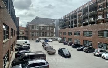 Exterieur van kantoorpand aan Niasstraat 1 in Utrecht West met ruime parkeergelegenheid. Perfecte locatie voor wie kantoorruimte wil huren in een klassieke, functionele omgeving.