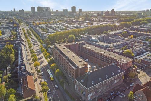 Luchtfoto van kantoorgebouw aan Niasstraat 1, Utrecht West, omgeven door groene lanen en stedelijke infrastructuur.