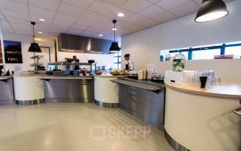 Spacious canteen with different lunch options