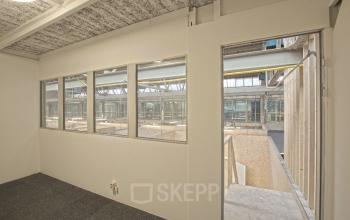 Open kantoorpand huren op de Eendrachtlaan 100-260, Utrecht Zuid, met grote ramen en uitzicht op de binnenplaats. De ruimte is ideaal voor kantoorgebruik.