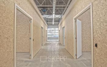 Kantoorpand aan de Eendrachtlaan 100-260 in Utrecht Zuid, met zichtbare ongefurniseerde ruimtes en veel natuurlijk licht, ideaal voor kantoorruimte huren.