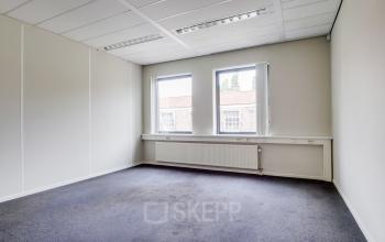 Lege kantoorruimte in Kanaalweg 22, Utrecht Zuid met twee ramen en witgeschilderde muren, geschikt voor verschillende zakelijke doeleinden.