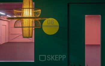 Gevel van kantoorpand aan de Vrieslantlaan 6 in Utrecht Zuid met kleurrijke verlichting en moderne architectuur.