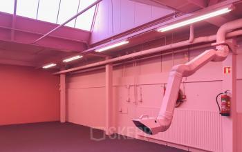 Futuristische kantoorruimte huren met roze muren en moderne verlichting, zonder meubelen, gelegen op Vrieslantlaan 6 in Utrecht Zuid. De open ruimte biedt veel mogelijkheden voor eigen inrichting.