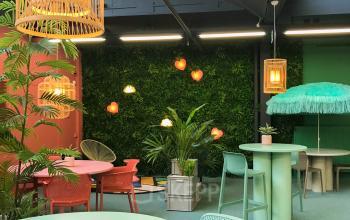 Moderne en kleurrijke kantoorruimte met groen accentmuur en diverse zitplaatsen op Vrieslantlaan 6 in Utrecht Zuid. Geschikt voor inspiratievolle vergaderingen en teamwork.