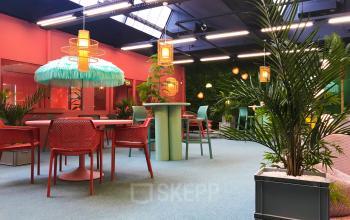 Kleurrijke kantoorruimte aan Vrieslantlaan 6, Utrecht Zuid, met moderne inrichting en groene accenten. Kantoor biedt creatieve werkplekken met veel licht en speelse decoratie.