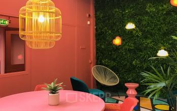 Moderne kantoorruimte in Utrecht Zuid aan Vrieslantlaan 6, met kleurrijk interieur, inclusief plantenwand en zitgedeelte. Ideaal voor bedrijven die een unieke werkplek willen huren.