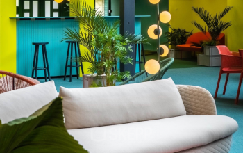 Kleurrijke kantoorruimte op Vrieslantlaan 6 in Utrecht Zuid met moderne meubels, geschikt voor zowel ontspanning als samenwerking. Ideaal voor huren en inspirerend voor creativiteit en interactie.