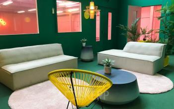 Kantoorruimte huren in Utrecht Zuid met kleurrijke lounge voorzien van moderne banken, felgekleurde stoelen en planten. Perfect voor informele meetings en ontspanning.