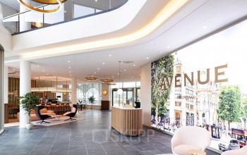Moderne entree van het kantoorpand aan Europalaan 40 in Utrecht Zuid, met comfortabele zithoeken en stijlvolle verlichting. Een ideale plek voor zakelijke ontmoetingen of als ontvangstruimte voor gasten.