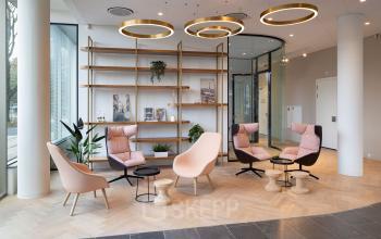 Gezellige moderne ontvangstruimte in een kantoorpand op Europalaan 40, Utrecht Zuid, met comfortabele stoelen en stijlvolle inrichting. Ideaal voor het creëren van een gastvrije sfeer bij het huren van kantoorruimte.