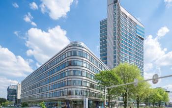 Modern kantoorpand op Europalaan 40 in Utrecht, met een dynamische architectuur en heldere glazen gevels.