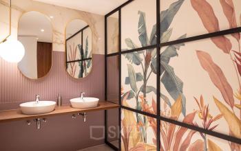 Moderne badkamer in kantoorpand Europalaan 40, Utrecht Zuid, met glazen wanden en dubbele wastafel. Ideaal voor bedrijven die kantoorruimte huren zoeken.